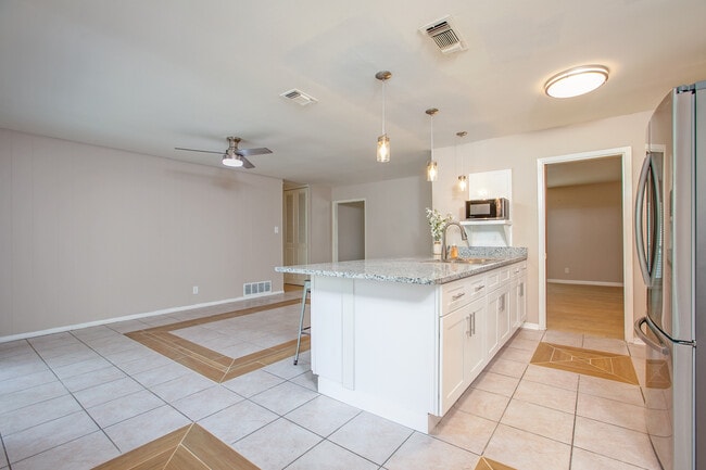 Building Photo - 5019 Northfield Dr