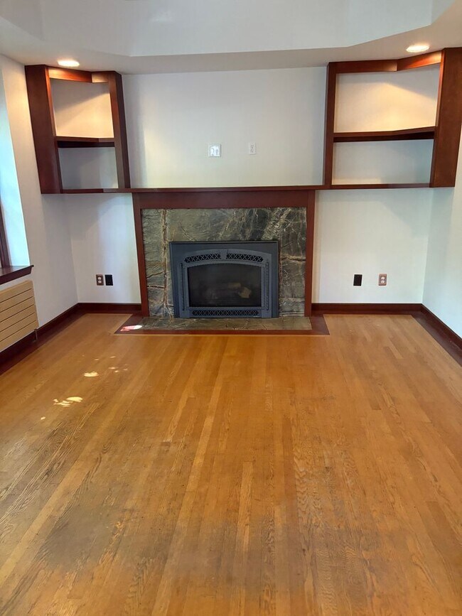 Building Photo - Beautiful 1908 Craftsman home for rent!