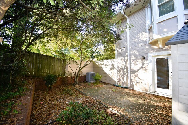 Building Photo - 3 Bedroom 2 Bathroom Townhome- Pets Considered