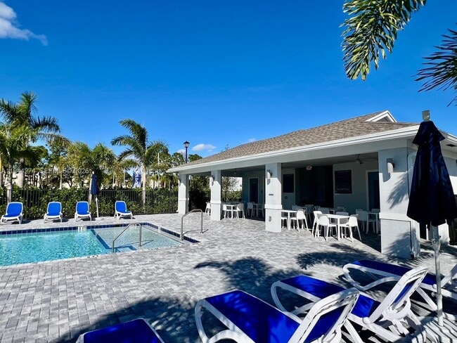 Building Photo - 405 SE Crossoak Ln