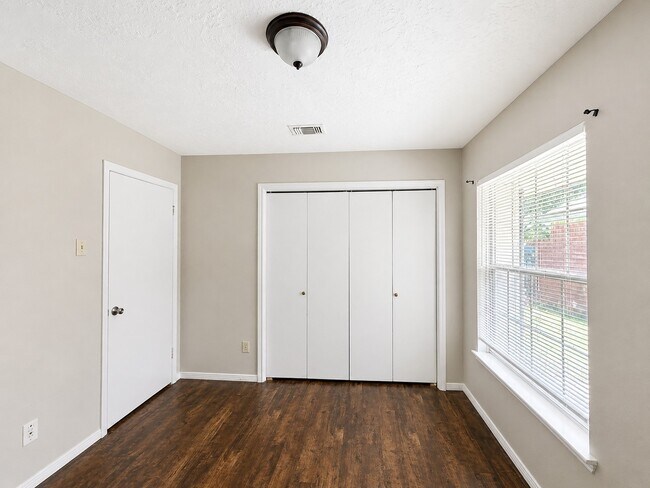 Building Photo - 7142 River Garden Dr