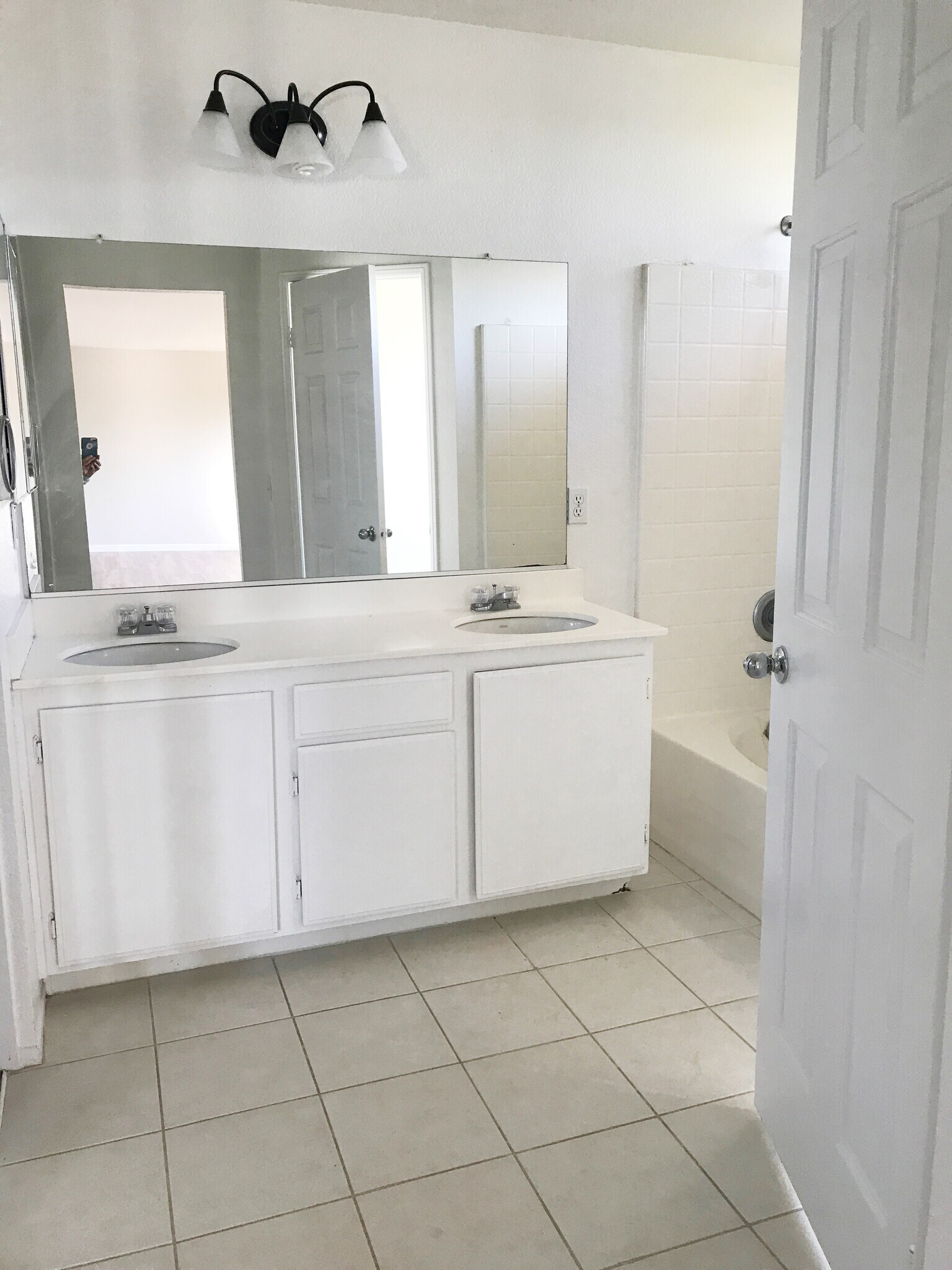 Master bathroom - 6 Red Coat Pl