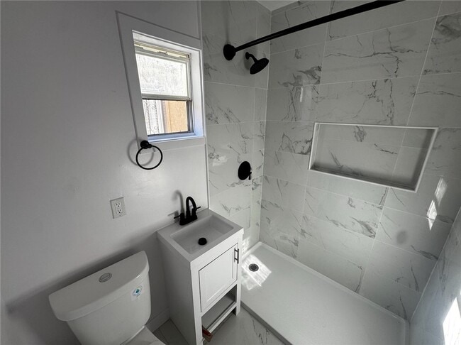 Building Photo - 1018 E 79th St