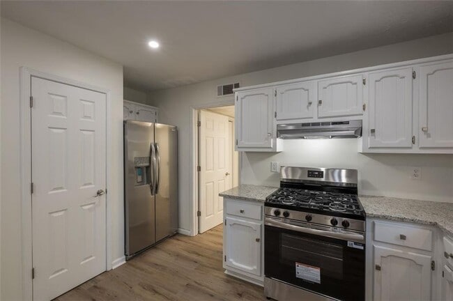 Building Photo - 5081 Hubert Dr