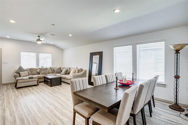 Building Photo - 7230-7230 Telford Holw Trl