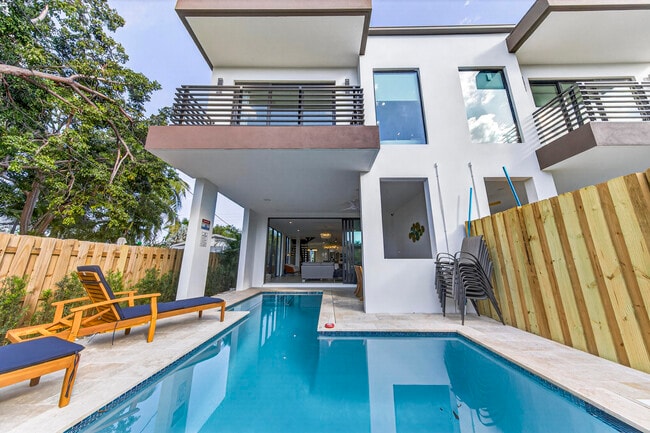 Building Photo - 1121 NE 17th Ave