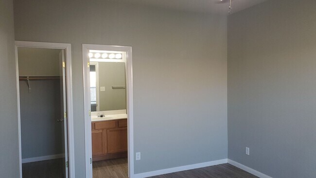 Building Photo - 133.135 Marvin Cove