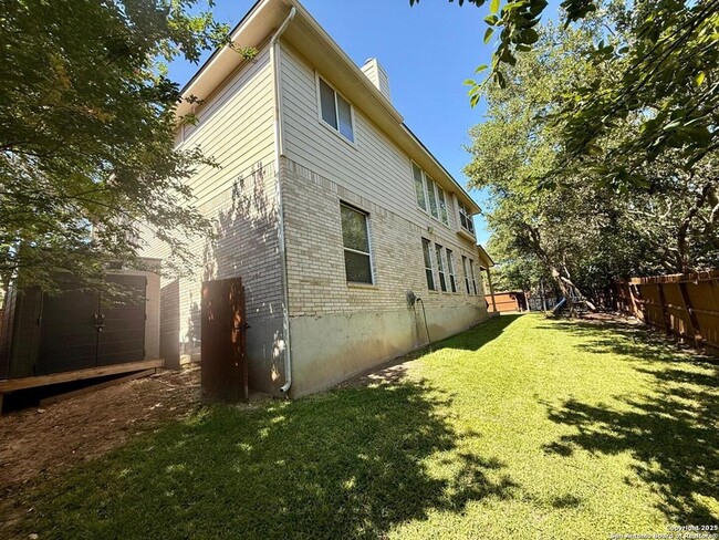 Building Photo - 510 Roble Fino