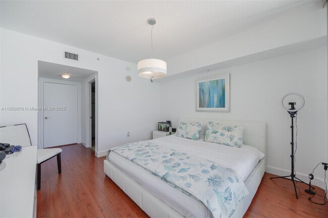 Building Photo - 16699 Collins Ave