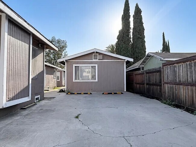 Building Photo - 746 Daisy Ave