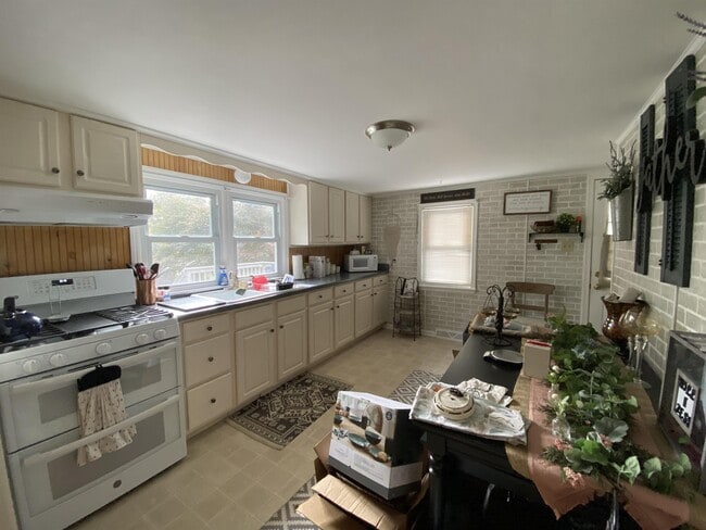 Building Photo - 510 Burns St