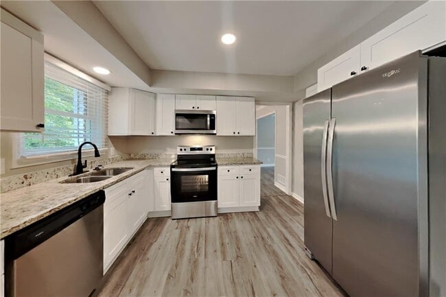 Building Photo - 3770 Fox Hills Dr SE