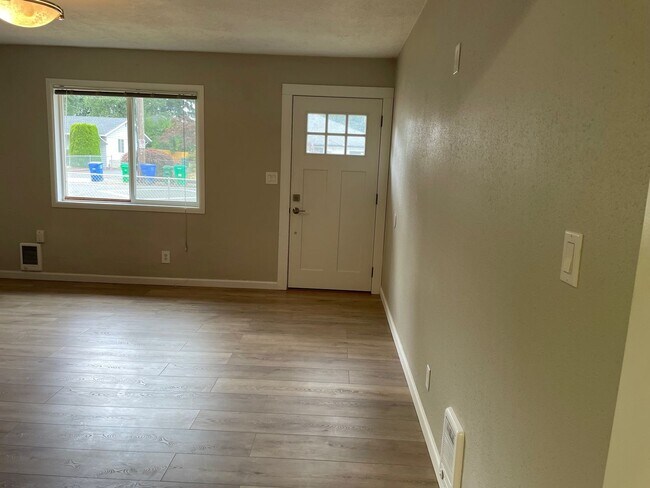 Building Photo - Charming Single-Level Living with Bonus Flex Space & Private Yard