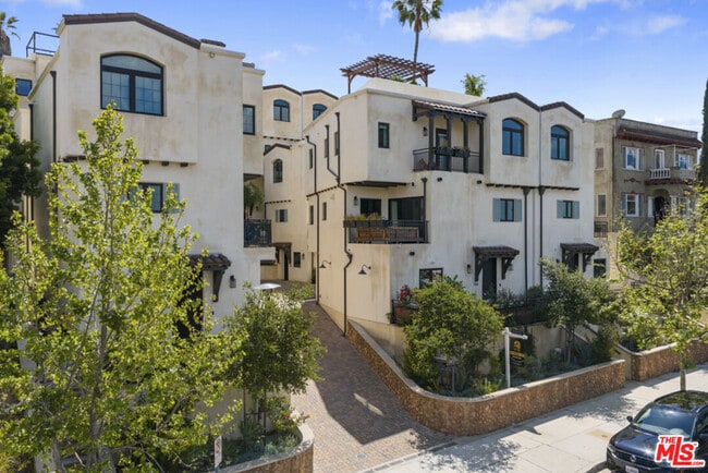 Building Photo - 738 Parkman Ave