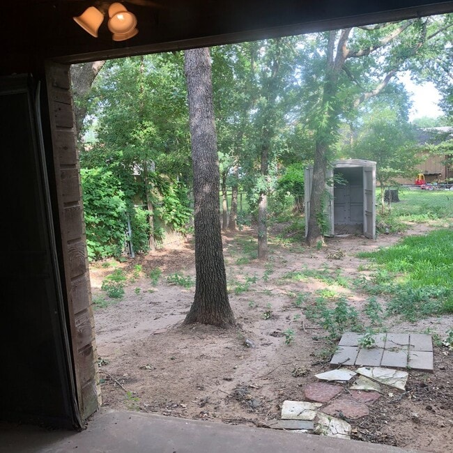 Building Photo - CUTE TWO BEDROOM ONE BATH DUPLEX ON SHUTTLE ROUTE