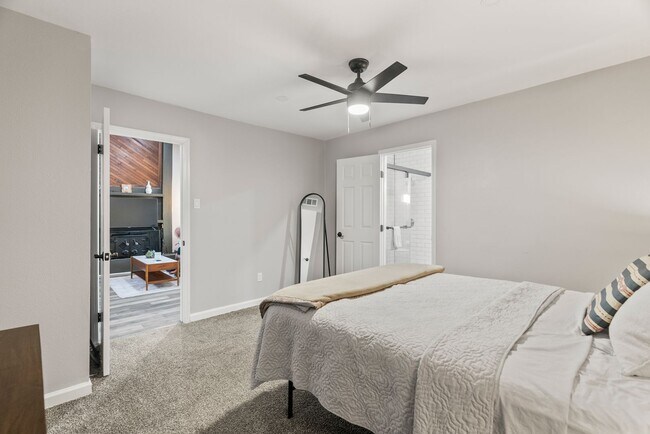 Building Photo - 2 or 3 Bedroom Renovated Mid-Town Charmer