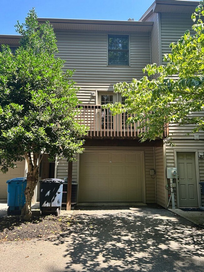 Building Photo - Like New Townhome in Old SW! Close to Cari...