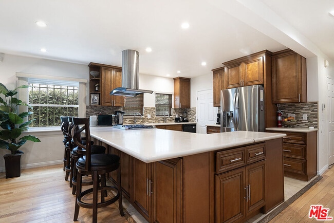 Building Photo - 517 N Poinsettia Pl