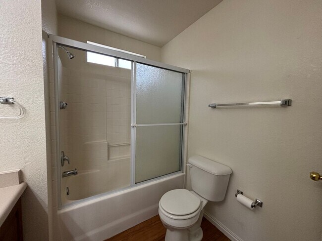 Building Photo - DARLING TOWNHOME FOR RENT IN HURRICANE!