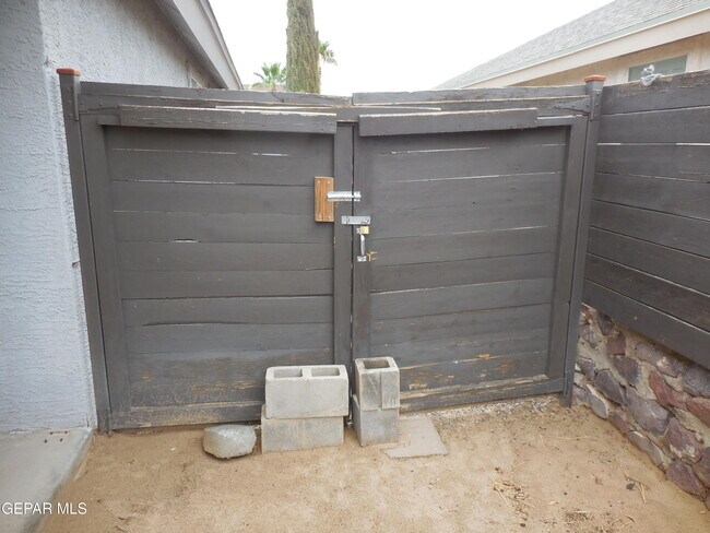 Building Photo - 356 Jardin Bello Ave