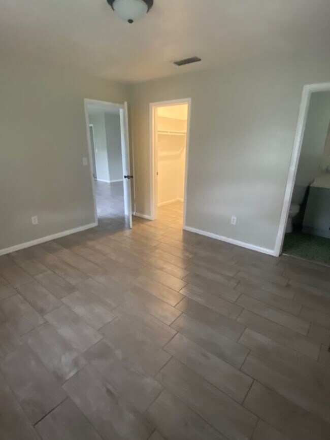Building Photo - 3 Bed 2 Bath Home | Fenced Yard | Pet Frie...