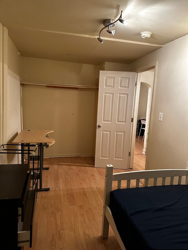 Building Photo - 917 Wall St