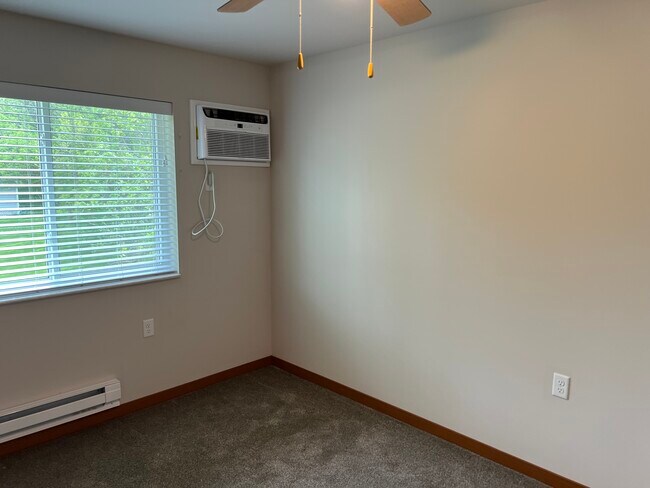 Building Photo - 1243 Salem Dr