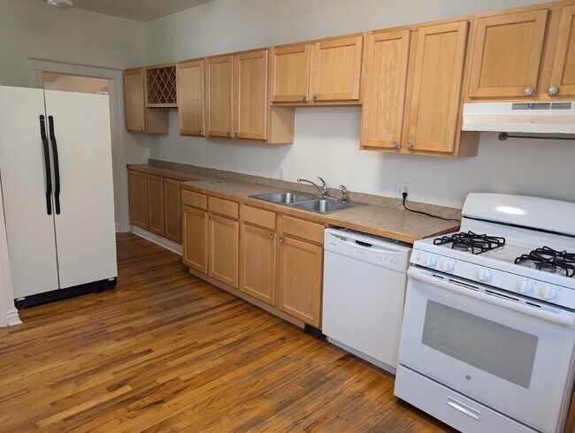 Building Photo - "Charming 2-Bedroom Haven in the Heart of ...