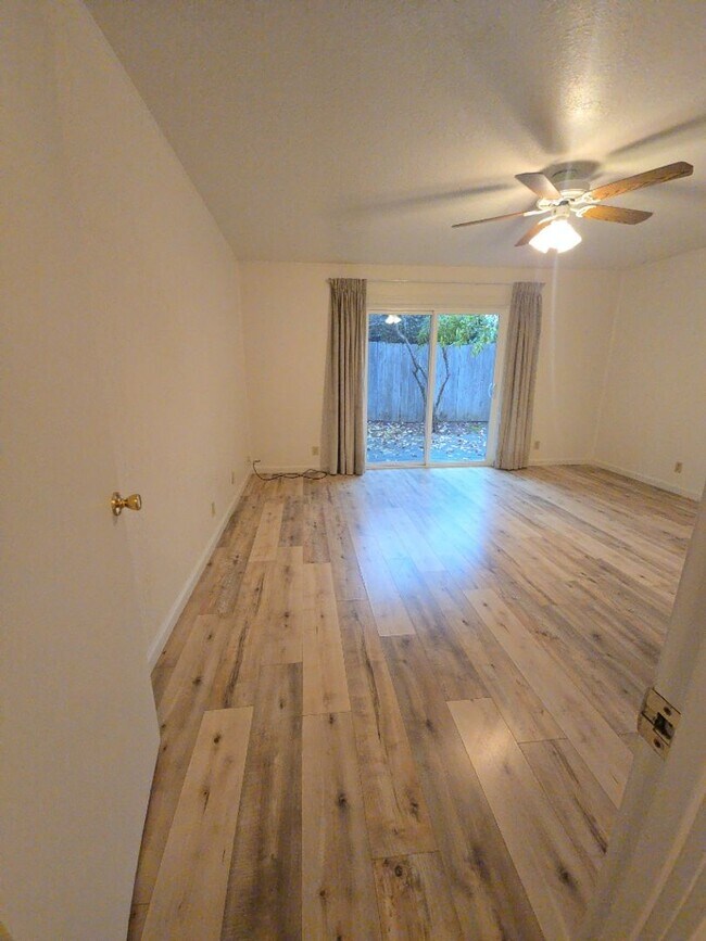 Building Photo - Spacious 4 Bedroom, 2 Bathroom Jacksonville Home
