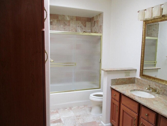 Building Photo - 4 bedroom 2.5 Bath