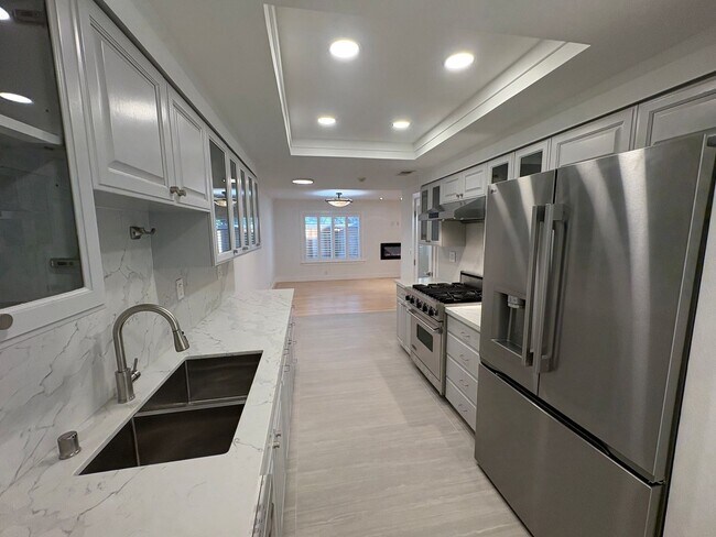 Building Photo - Newly Remodeled Townhouse Available Now!