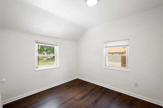 Building Photo - Stunning 2 bedroom home in Dormont availab...