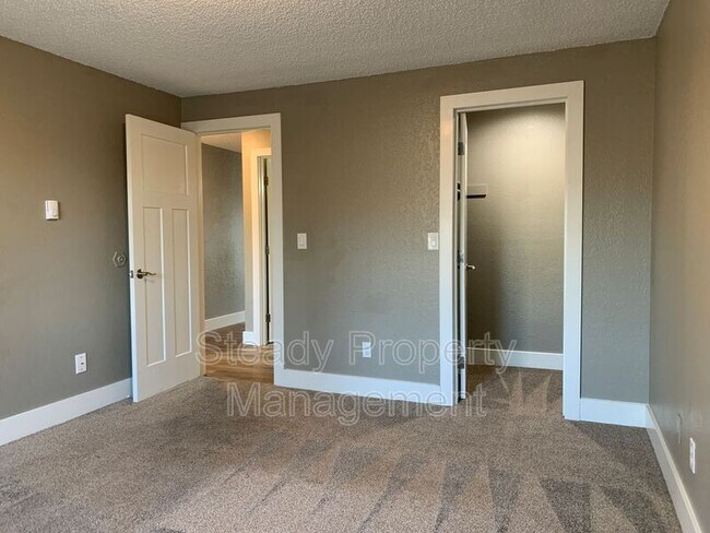 Building Photo - 1822 S 95th St