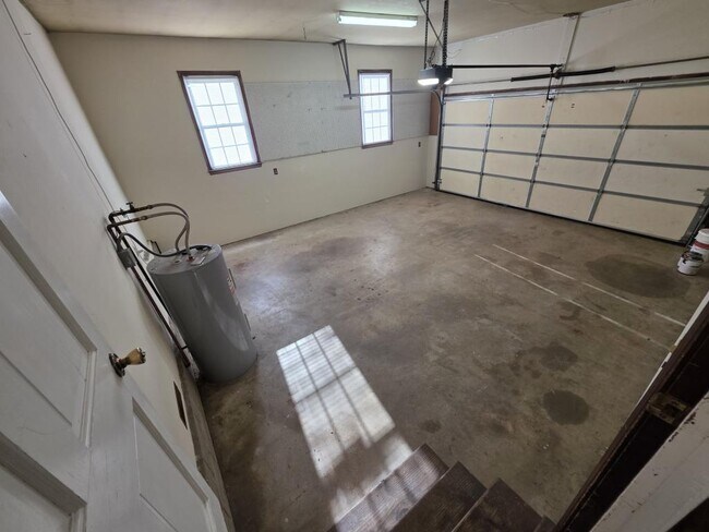 Building Photo - 212 Stratford Dr