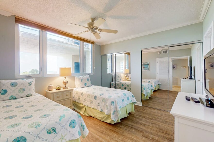 Building Photo - 1145 Gulf of Mexico Dr