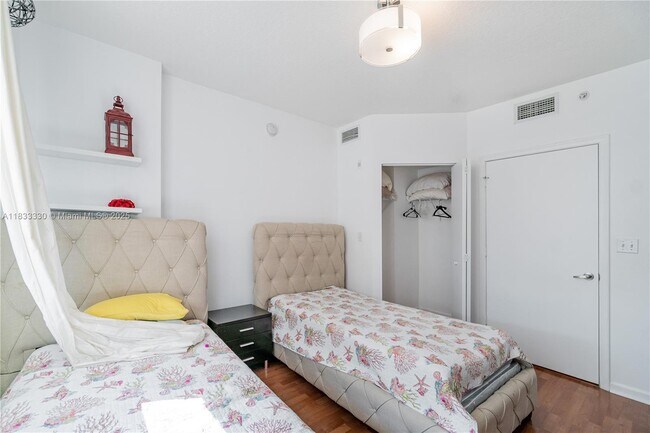 Building Photo - 2775 NE 187th St