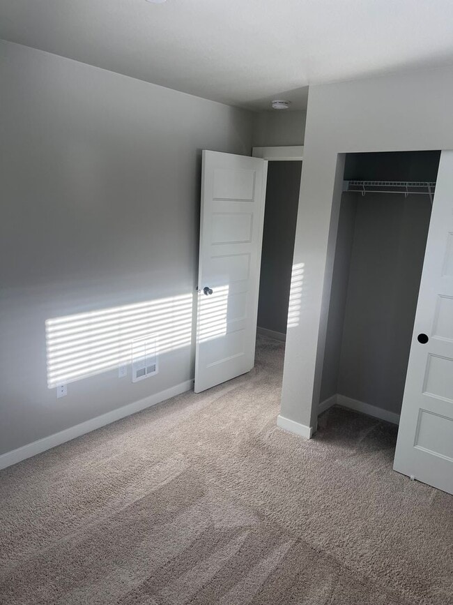 Building Photo - Modern 3-Bedroom Condo in the Heart of Lyn...
