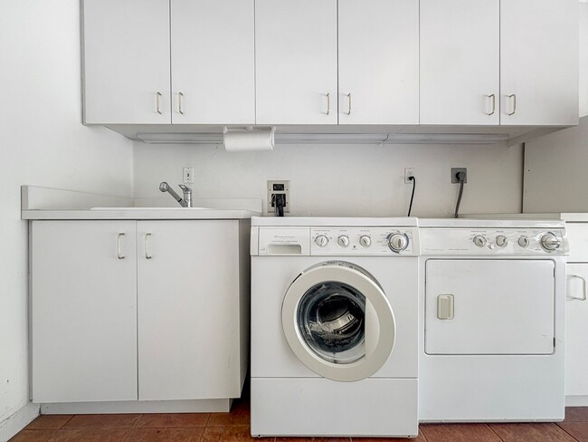 Building Photo - Gorgeous 2B+Office/2BA Townhouse w/ Golf C...