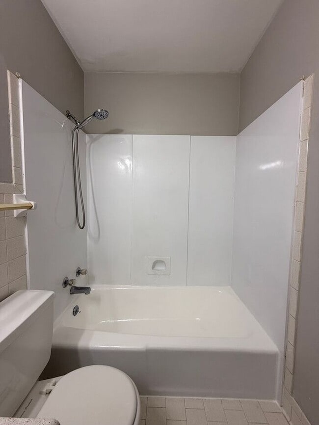 Building Photo - 2 Bedroom Unit was recently renovated. Liv...