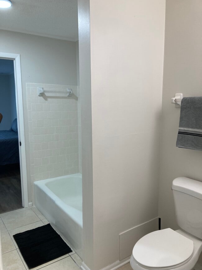 Building Photo - 3774 Lake Bayshore Dr