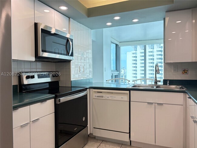 Building Photo - 2655 Collins Ave