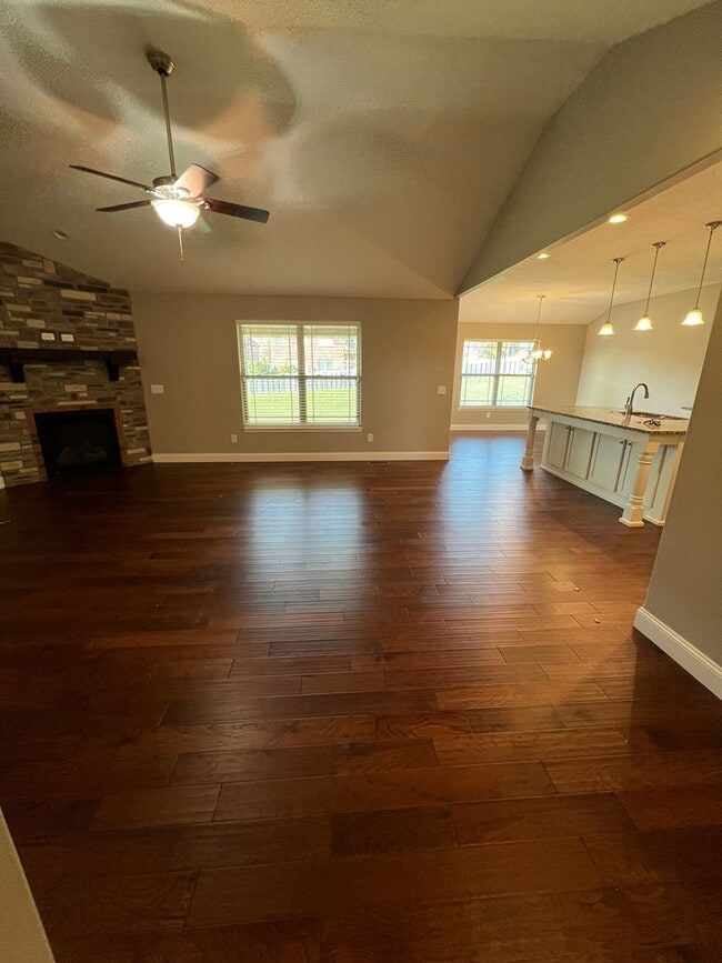 Building Photo - 4 Bedroom | 2 Bathroom | 3 Car Garage| Springfield MO | Fire Place | Covered patio!