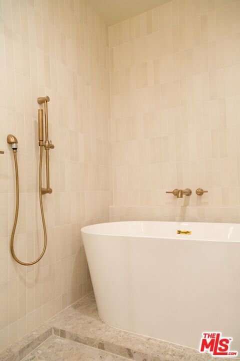 Building Photo - 1409 N De Longpre Ave