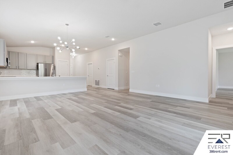 Building Photo - 8 Red Oak Pl