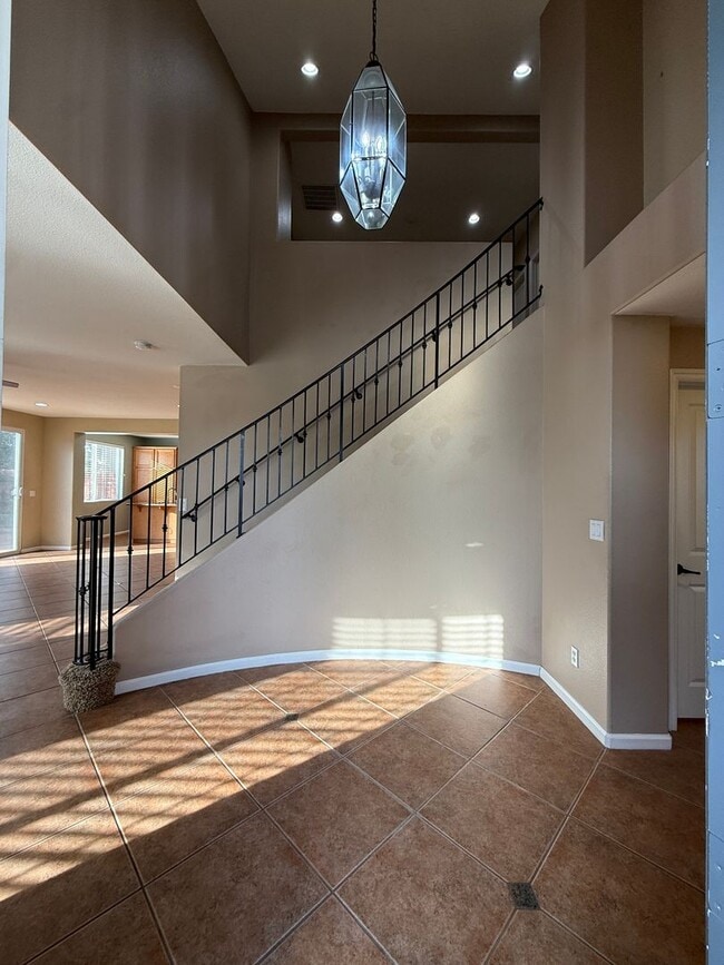 Building Photo - Beautiful Large Two Story Home is Centrall...