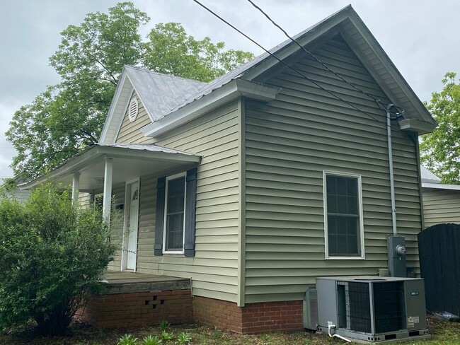 Building Photo - 2 Bedroom/1Bath Home Located  in Burlington, NC! APPLY NOW
