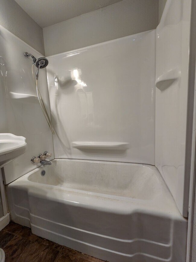 Building Photo - 3 Bedroom 2 Bath brick home in Shawnee