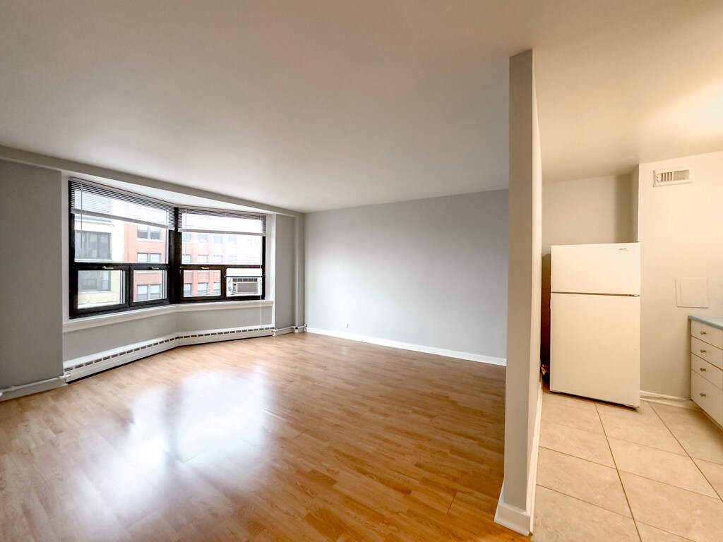 Building Photo - 450 W Wellington Ave