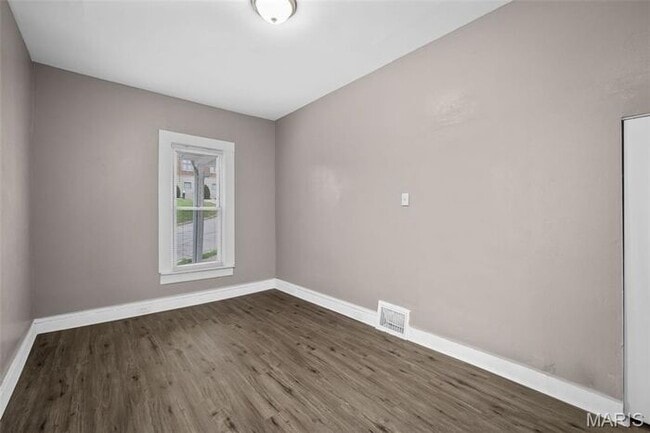 Building Photo - Completely remodeled and move-in ready!
