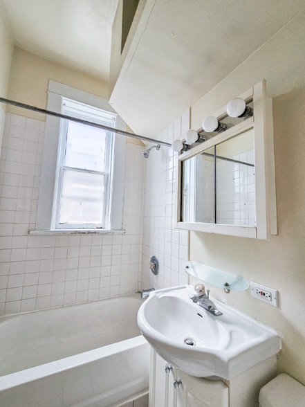 Building Photo - 1042 W Grace St